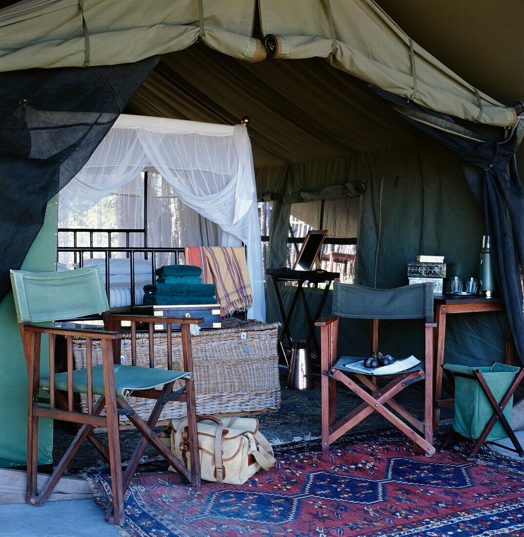 Luxus-Zelt mit Klappstühlen und Vordach