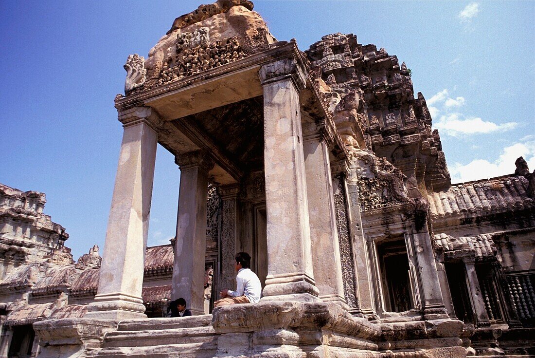 Sitzende Jungen am Tempeleingang von Angkor Wat