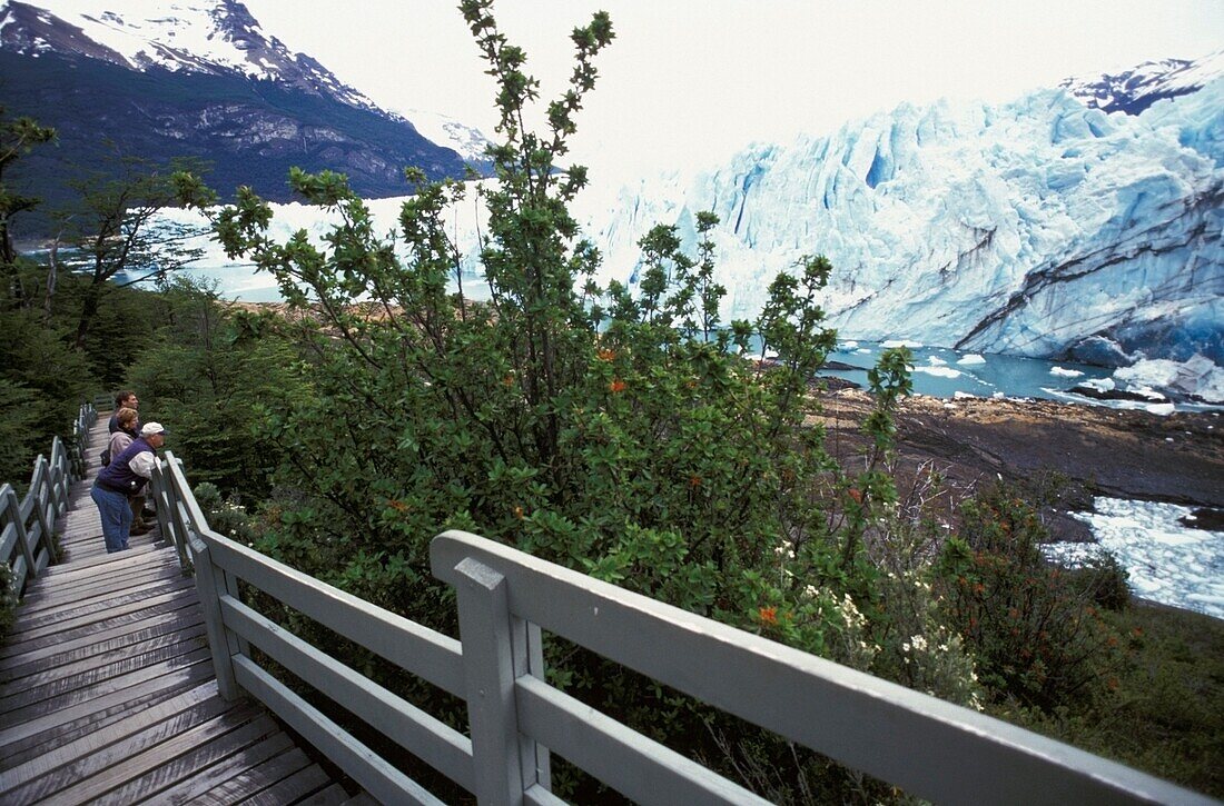 Menschen auf Boardwalk beobachten Perito Merano Gletscher