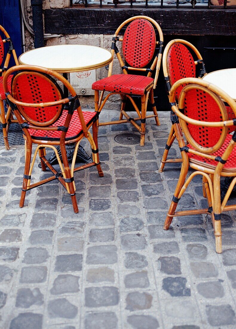 Tische und Stühle vor einem Cafe auf einem Kopfsteinpflaster, Lille