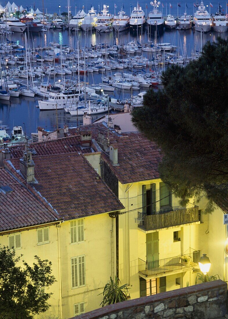 Erhöhter Blick über die Altstadt zum Hafen in der Abenddämmerung
