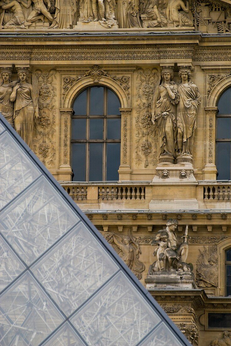 Detail der Pyramide und des Louvre-Museums.