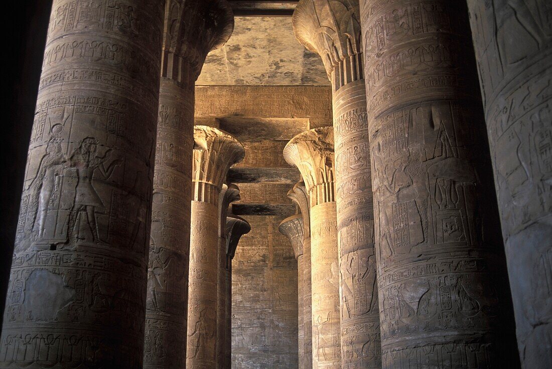 Detail der Kolonnade in der ersten Hypostyle-Halle des Edfu-Tempels