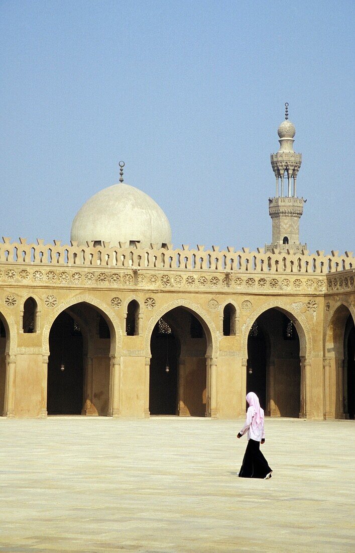Verschleiertes Mädchen geht durch den Innenhof der Ibn Tulun Moschee