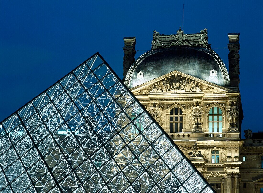Detail der Glaspyramide vor dem Louvre-Museum in der Abenddämmerung.