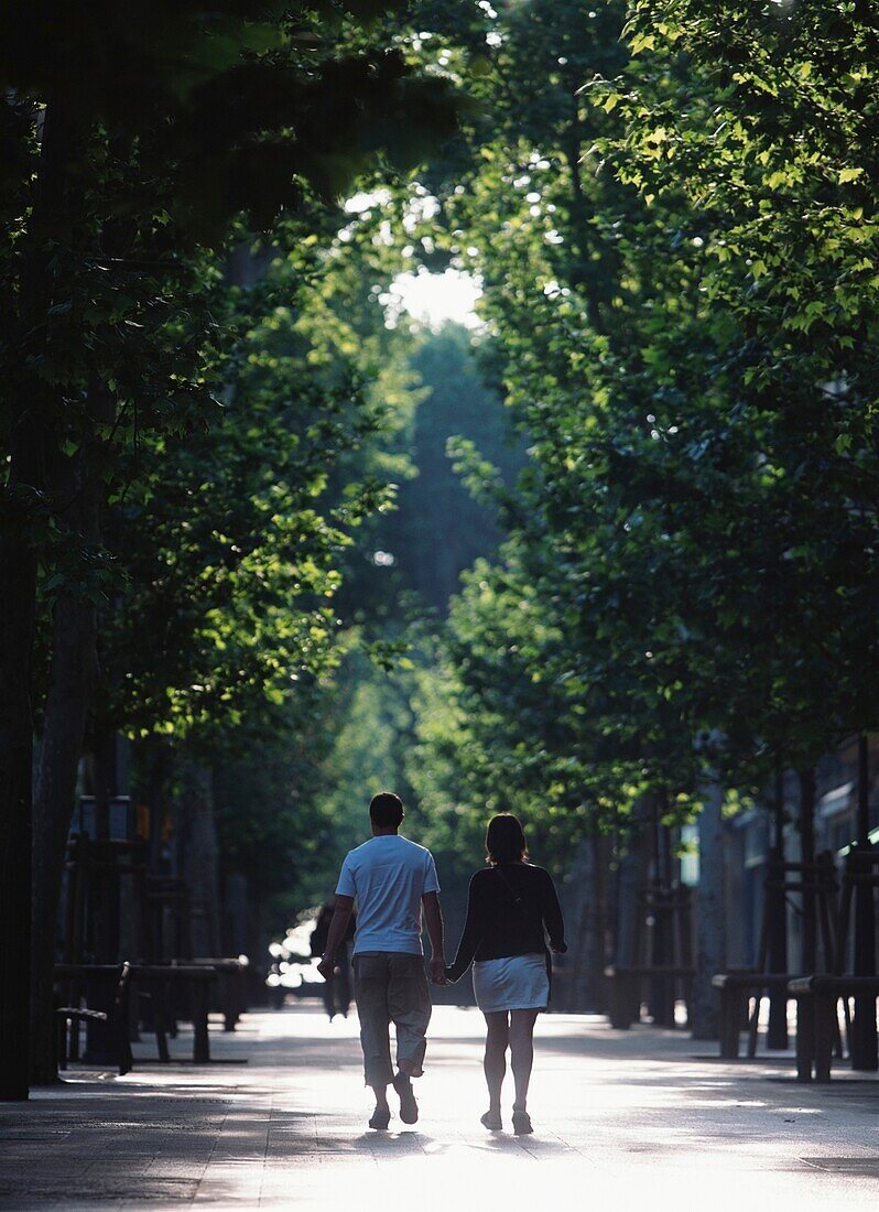 Frankreich, Provence, Paar geht die Straße entlang; Avignon
