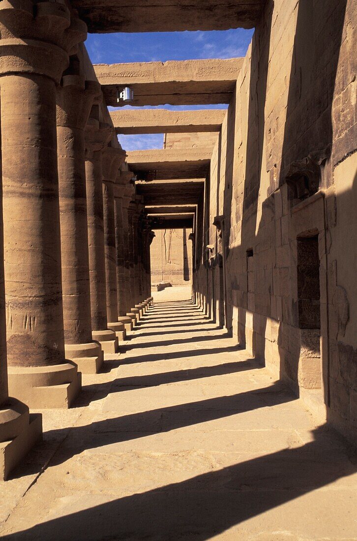 Peristyl eines altägyptischen Tempels