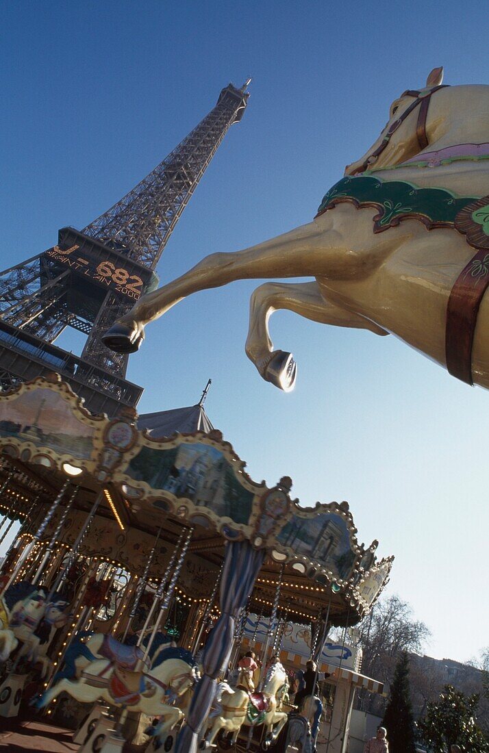 Jahrmarkt in der Nähe des Eiffelturms