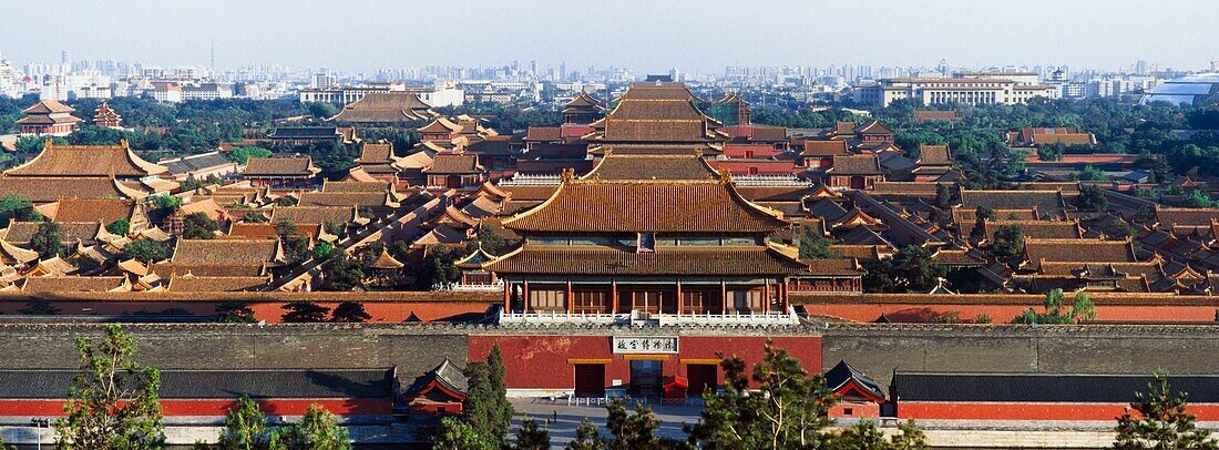 Blick auf die Verbotene Stadt in der Abenddämmerung vom Jingshan-Park aus.