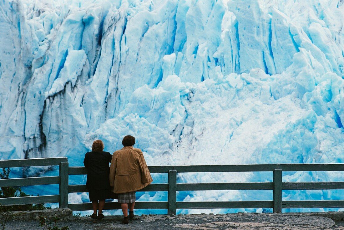 Zwei Frauen schauen auf den Perito Moreno Gletscher