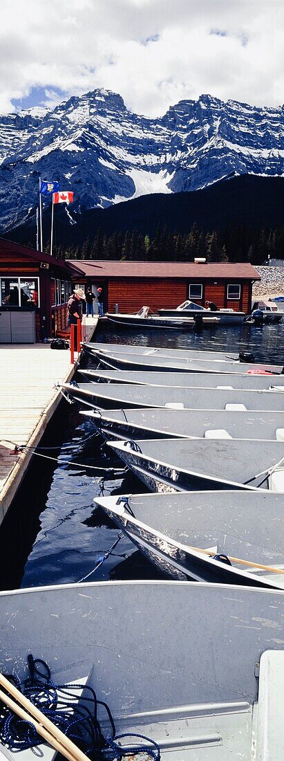 Boote am Minnewanka-See vertäut.