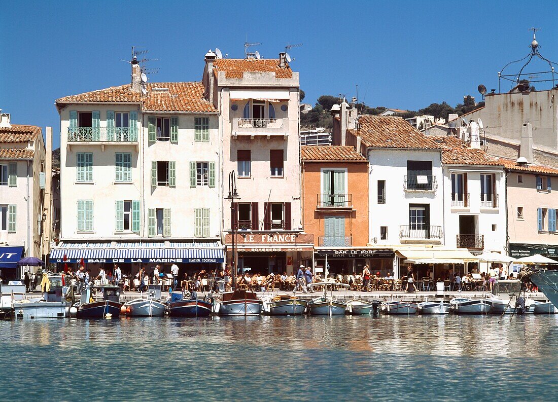 Cafés und Boote am Ufer von Cassis bei Marseille