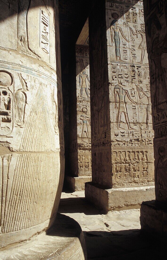 Schnitzereien auf Säulen in Medinet Habu