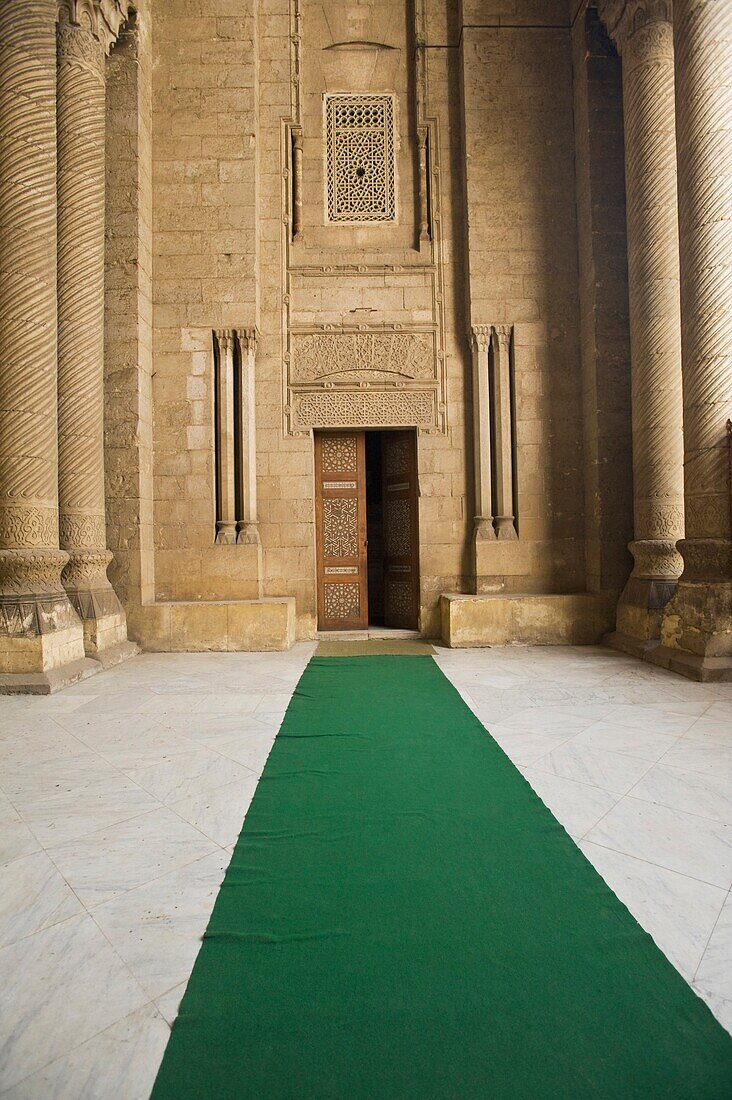 Grüner Teppich vor der Tür der Rifai-Moschee