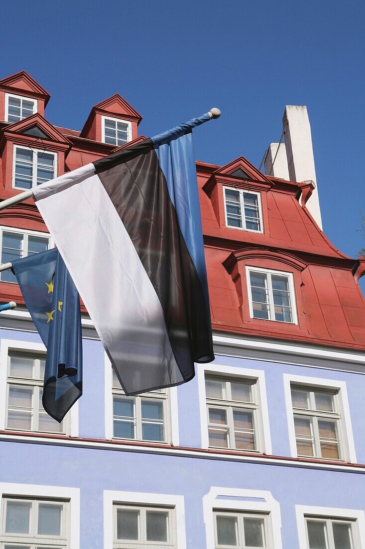 Estnische Nationalflagge und Flagge der Europäischen Union vor dem Hotel Barons in der Altstadt