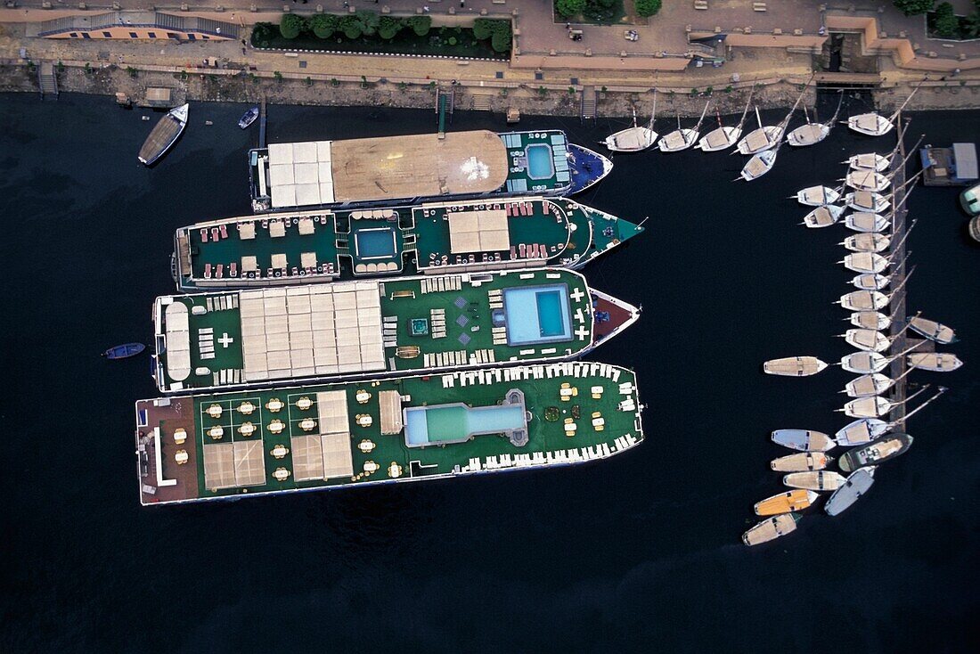 Ansicht von Kreuzfahrtschiffen und Feluken, Luftaufnahme