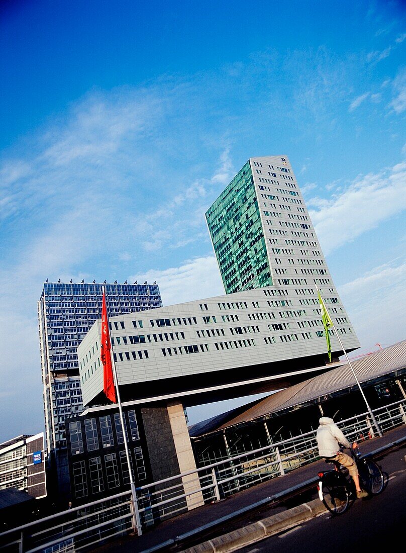 Mann radelt an moderner Architektur in Lille vorbei