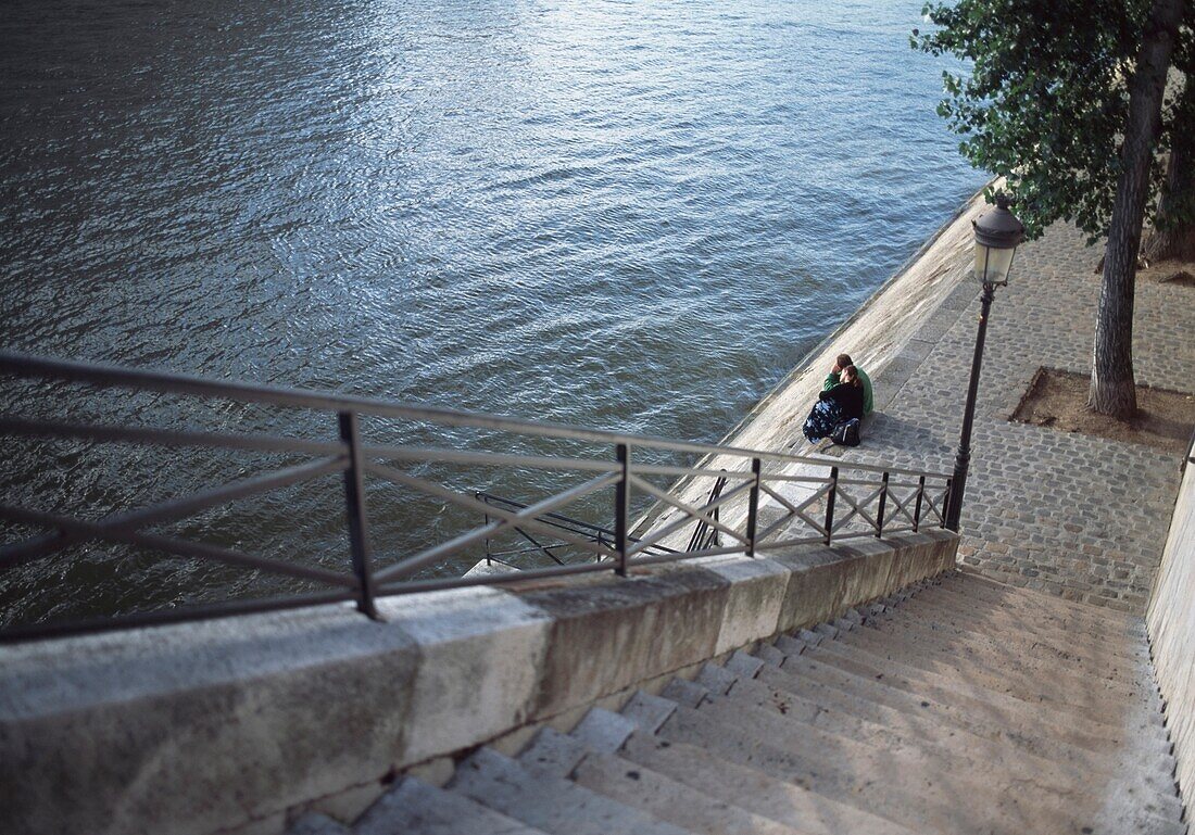 Ehepaar am Ufer der Seine