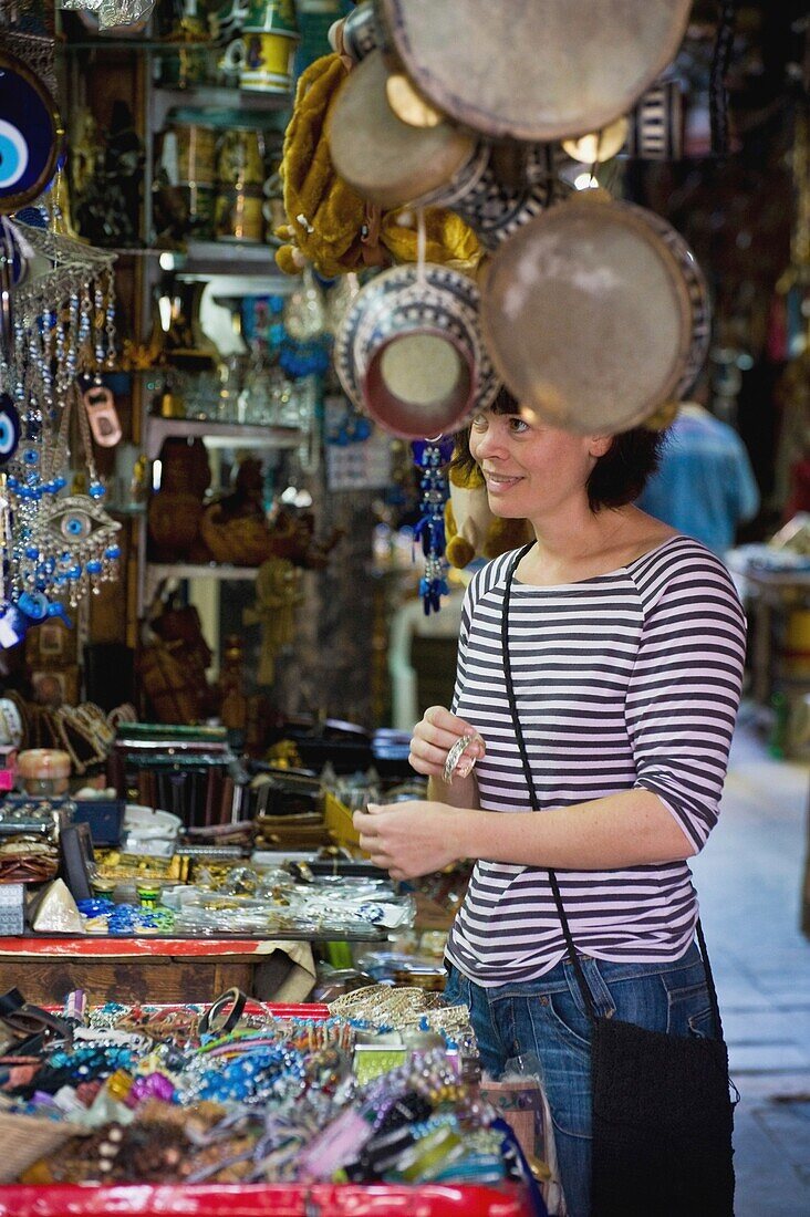 Touristin kauft Souvenirs auf dem Souk
