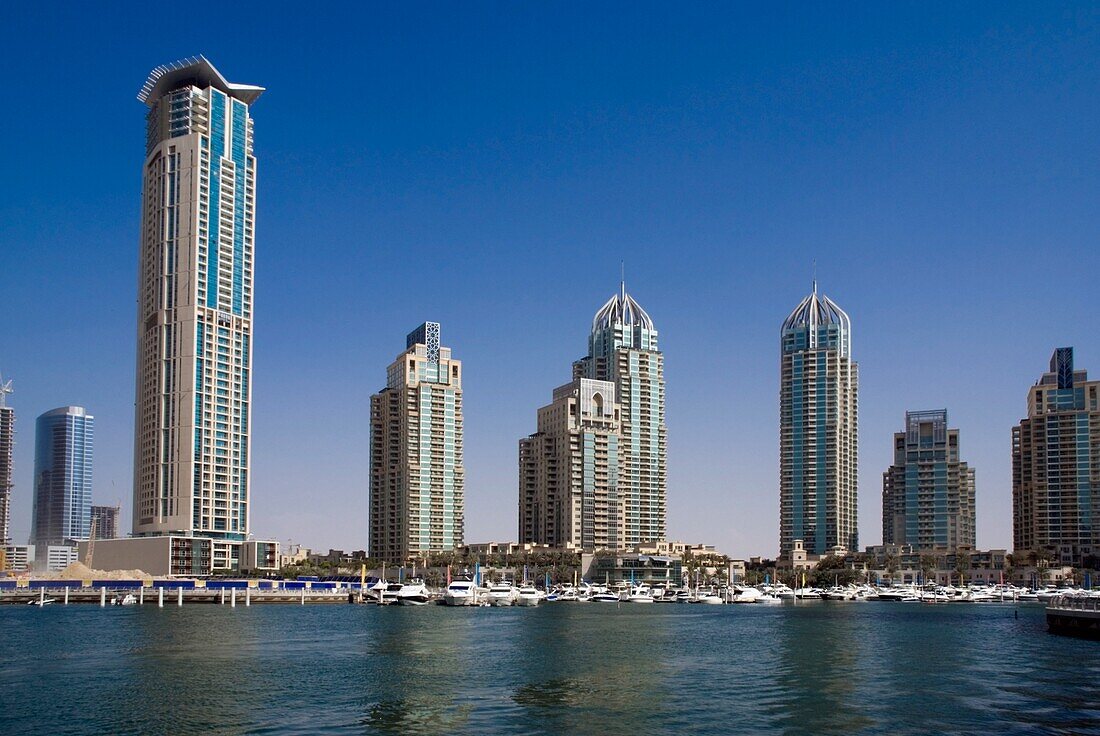 Wolkenkratzer und Yachten in Dubai Marina