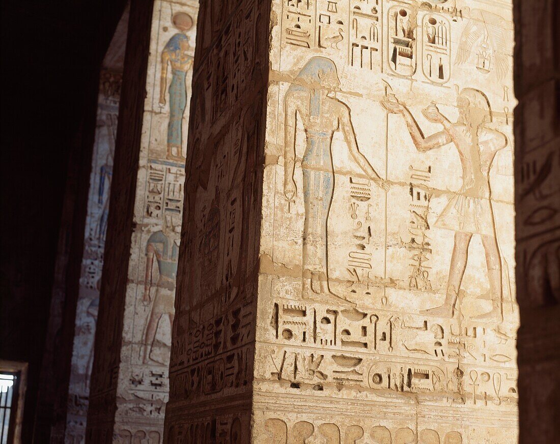 Verzierte Säulen im zweiten Hof von Medinet Habu