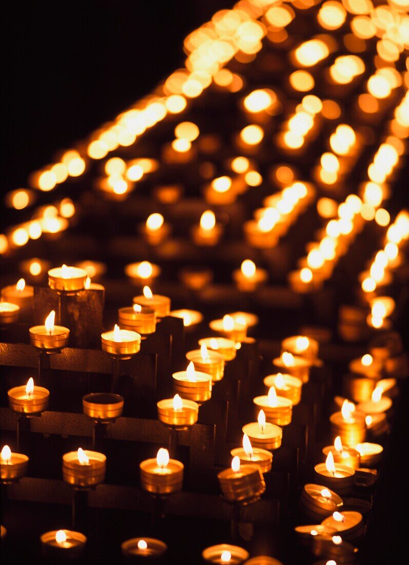Kerzen in der Kathedrale Notre Dame.