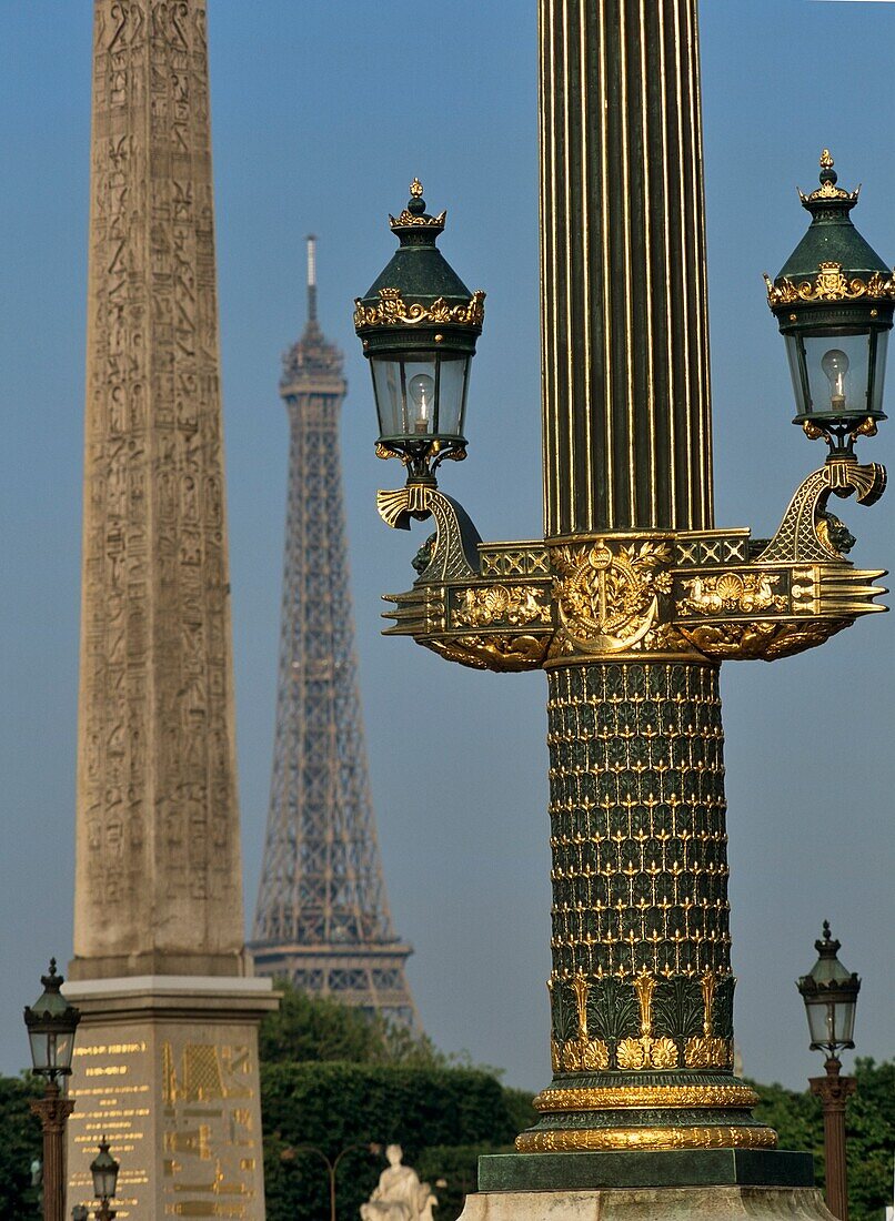 Eiffelturm und Straßenlaternen