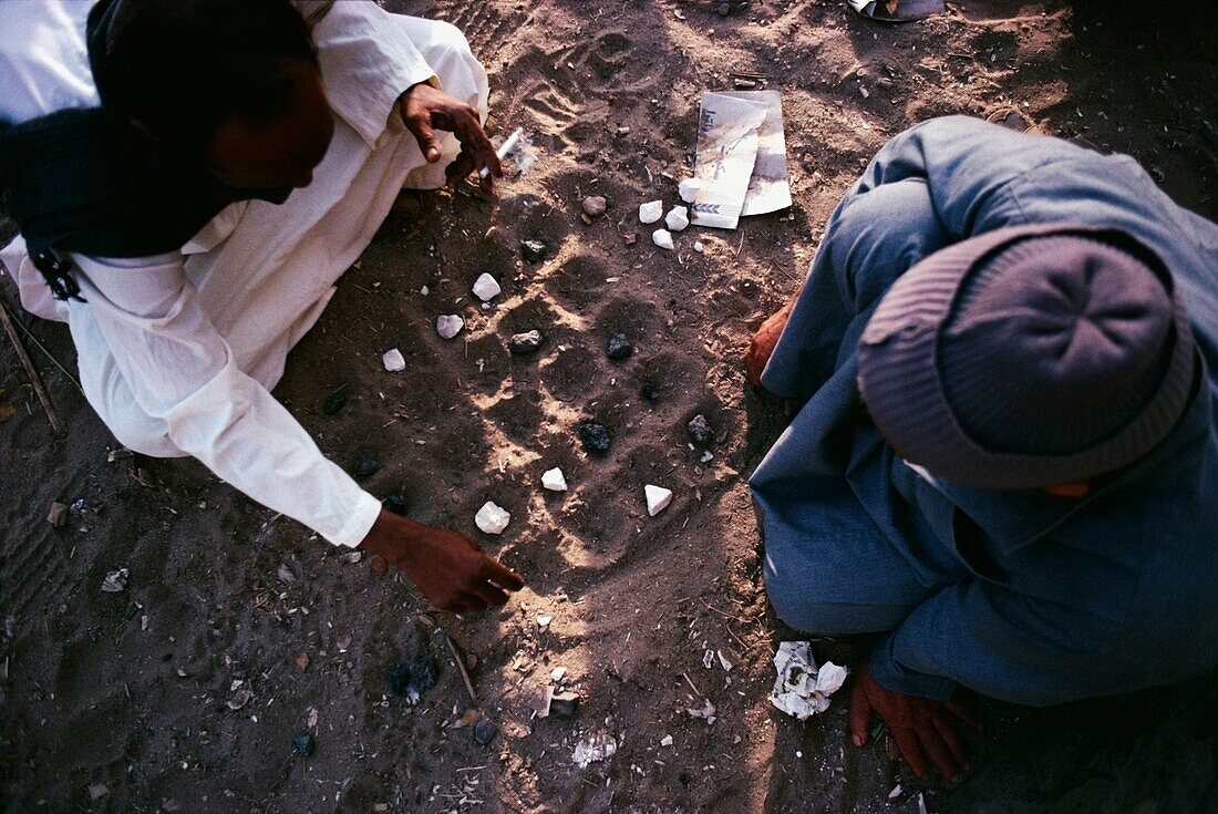 Männer spielen das ägyptische Zugpferd Seega