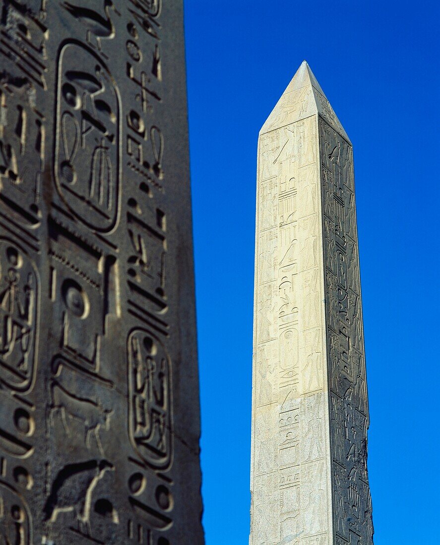 Der Obelisk der Hatschepsut mit einem Detail des Obelisken von Tuthmosis I. im Vordergrund.
