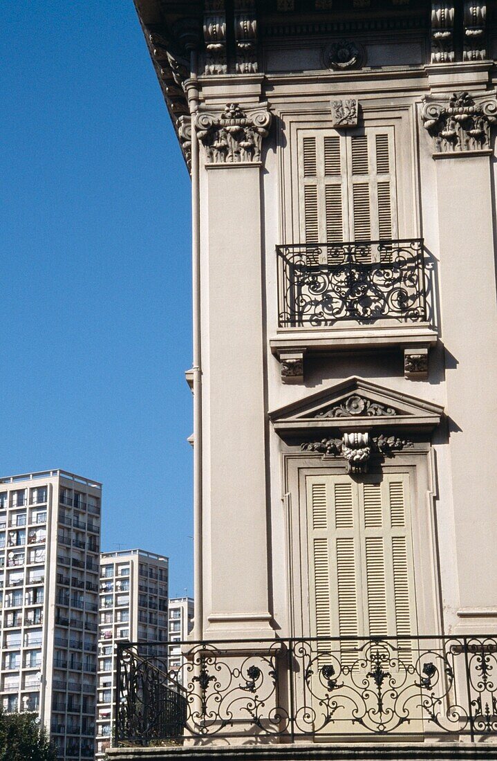 Traditionelles Fenster mit Fensterläden und moderne Türme