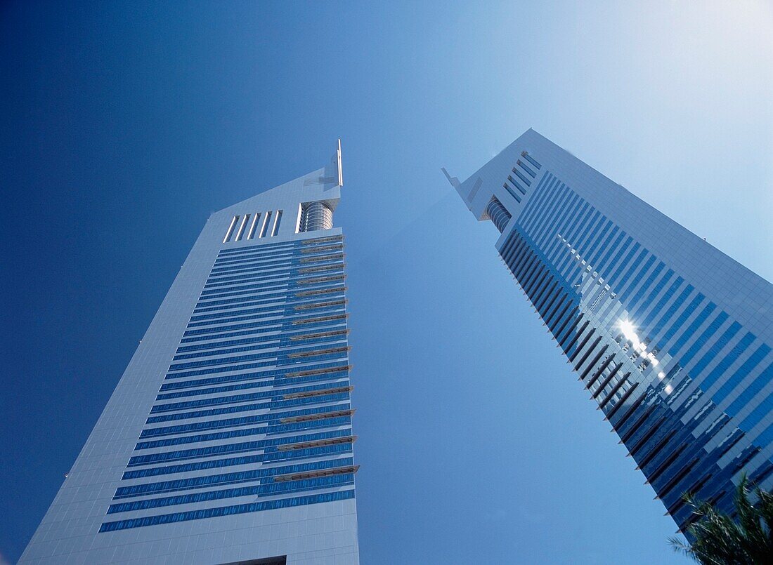 Die Emirates Towers, Shaikh Zayed Road, Blick aus flachem Winkel