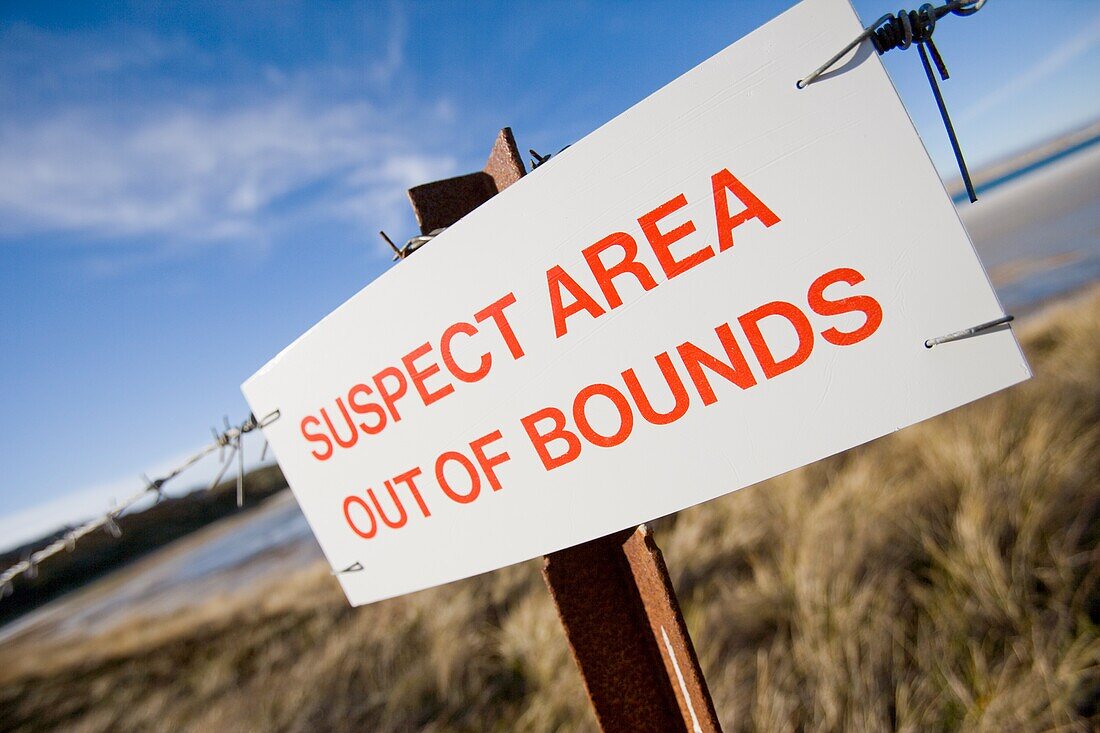 Schilder am Strand von East Falkland warnen vor den Gefahren von nicht explodierten Minen und Minenfeldern