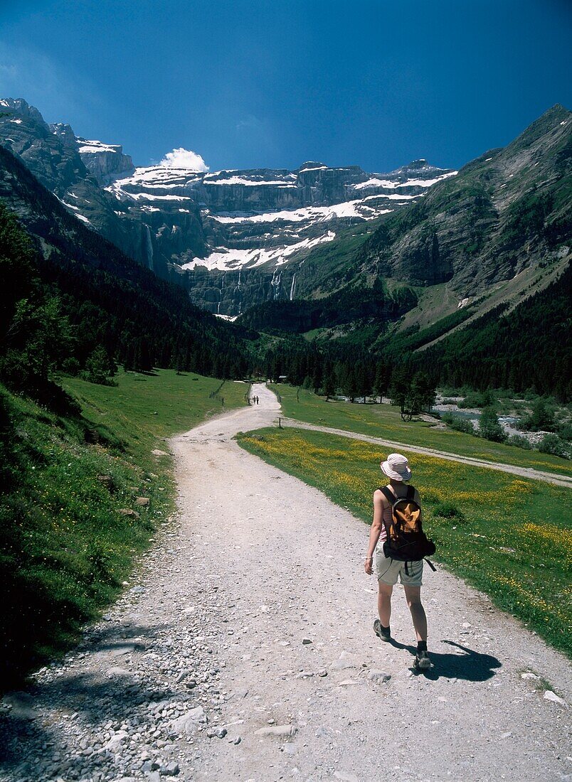 Frau, die den Pfad zum Cirque De Gavarnie hinuntergeht