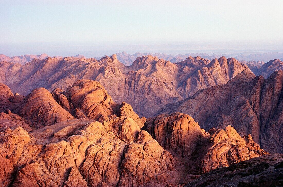 Blick vom Gipfel des Berges Sinai bei Sonnenaufgang