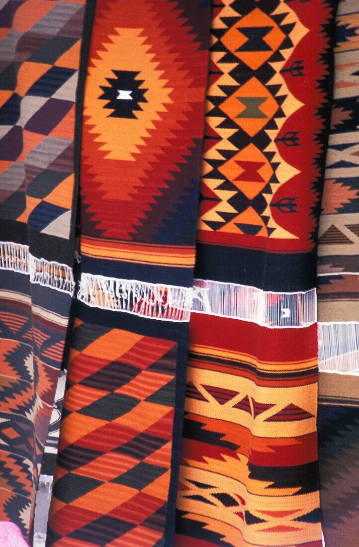 Traditionelle Textilien auf dem lokalen Markt