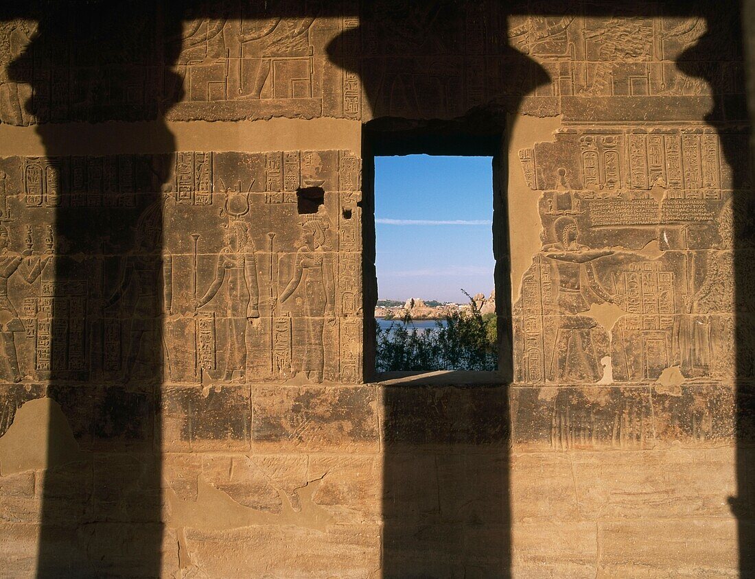 Die Wand der Westkolonnade ist mit Reliefs und Hieroglyphen bedeckt