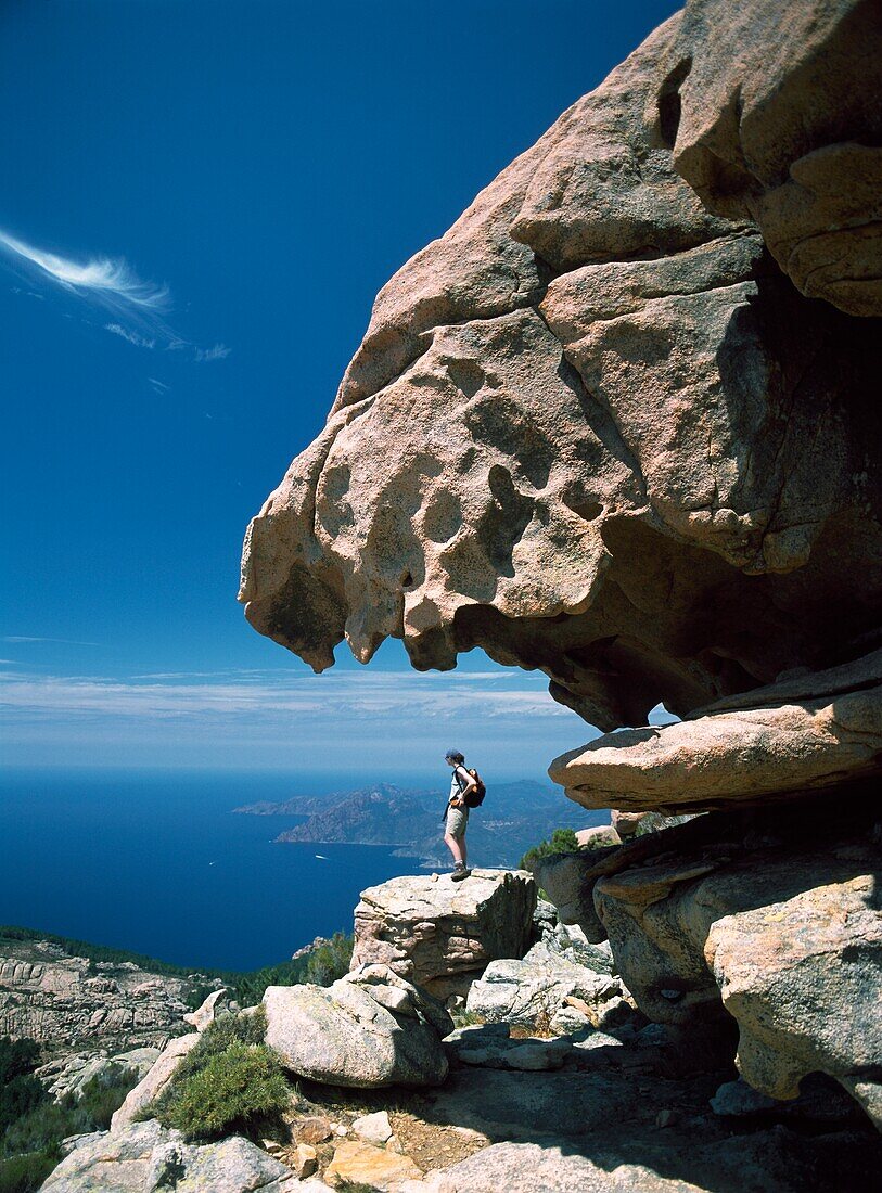 Spaziergänger unter der Granitfelsformation Les Calanche am Capo D'orto Porto