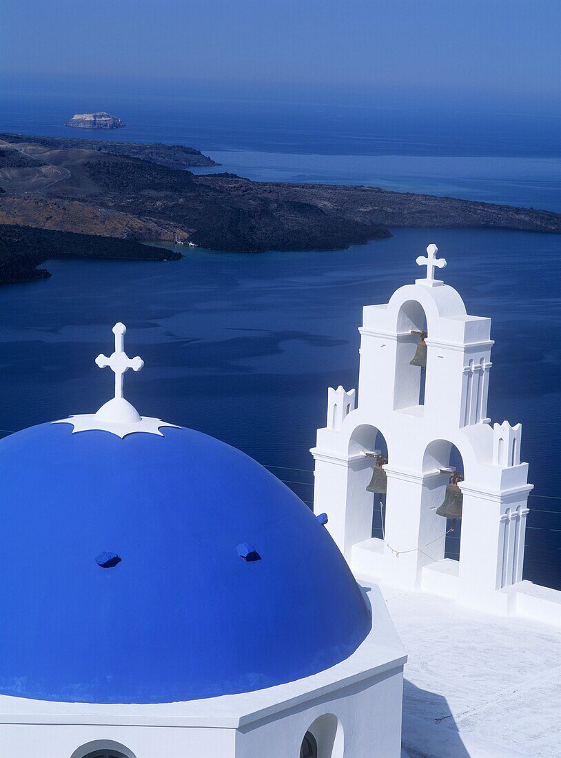 Blaue Kuppel Dach der Kirche in der Nähe von Meer