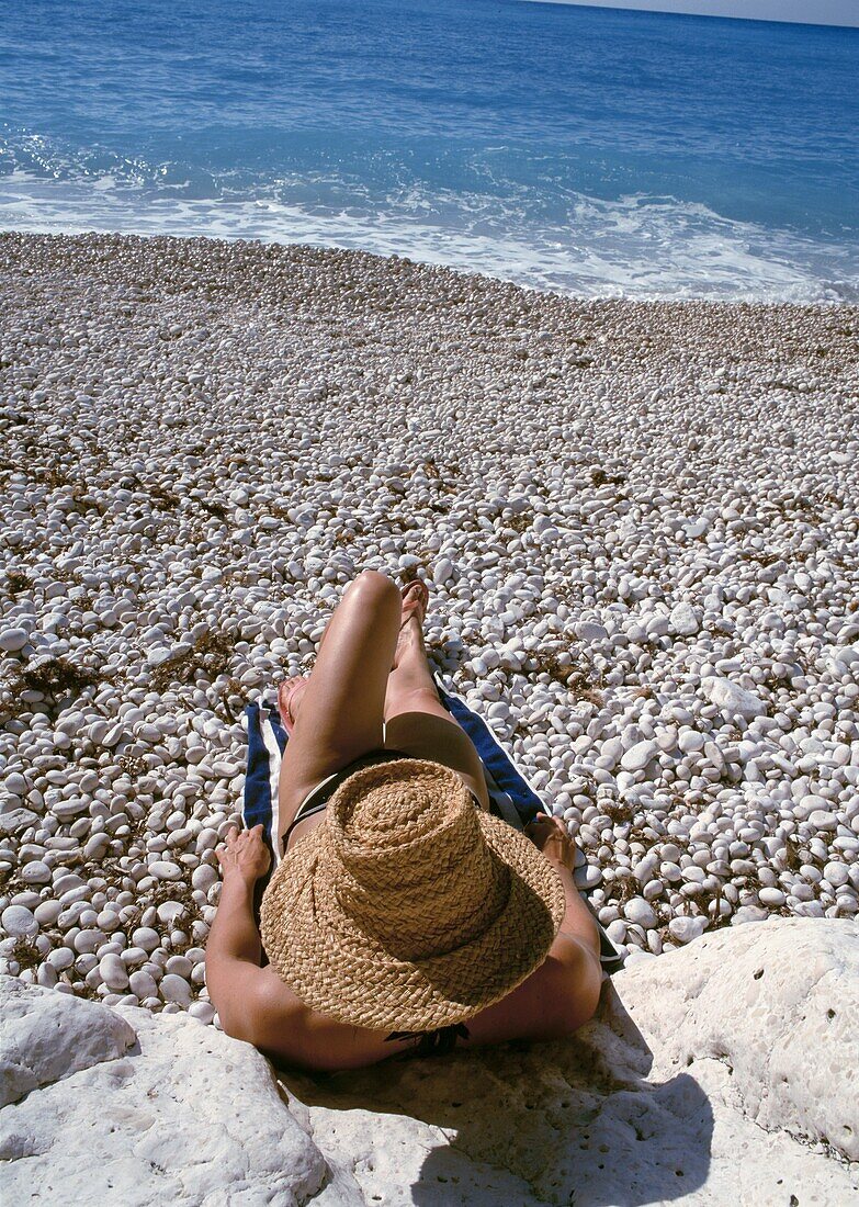 Frau entspannt sich am Myrtos Strand