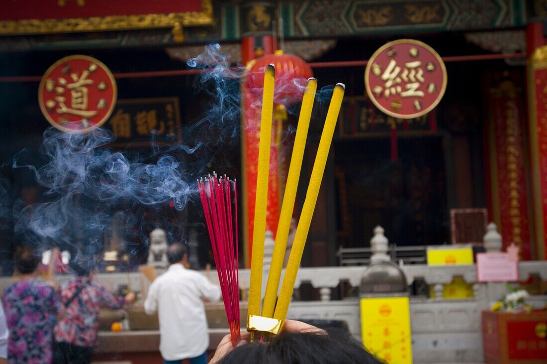 Weihrauchverbrennung im Wong Tai Sin-Tempel