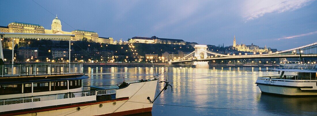 Königspalast und Kettenbrücke über die Donau in der Abenddämmerung