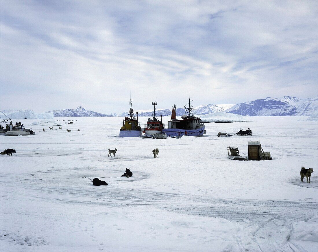 Boote auf gefrorenem Meer