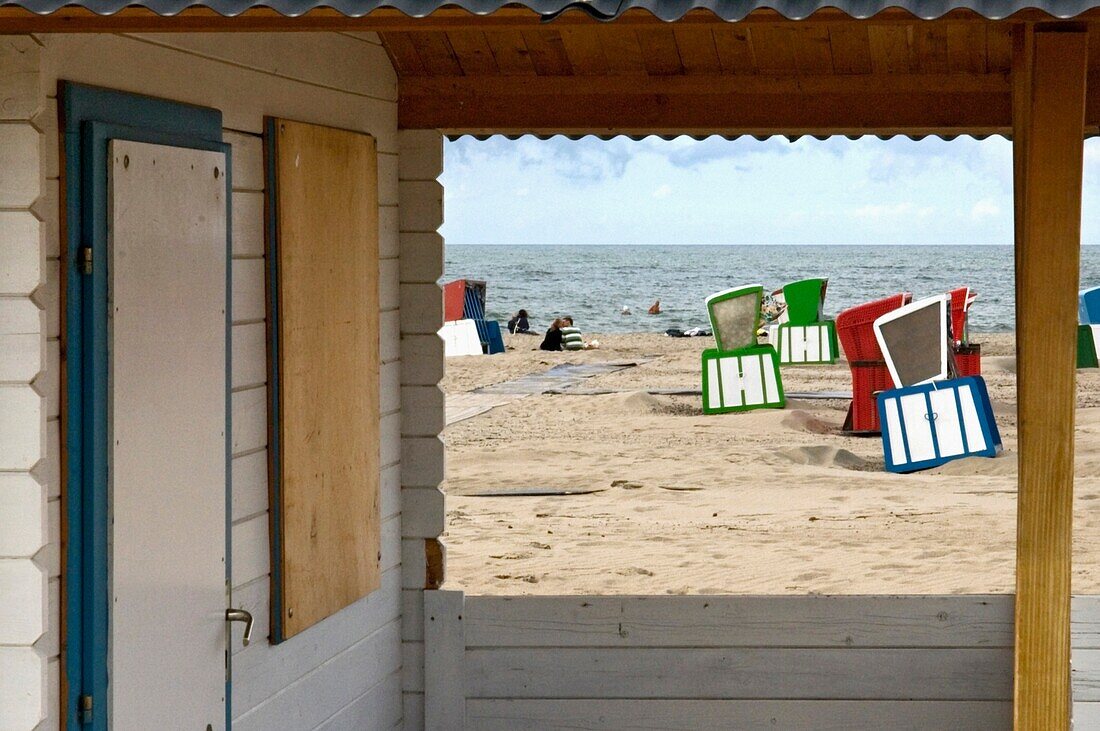 Überdachte Liegestühle und Strandhütte am Strand