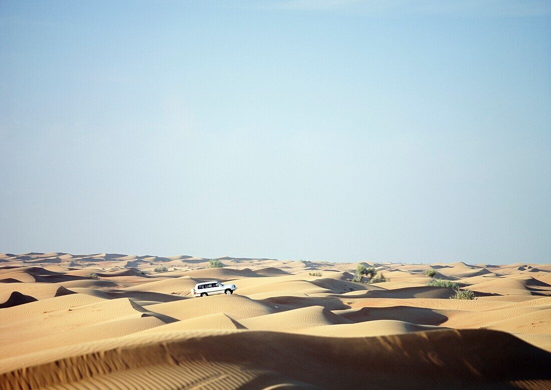 Jeepfahrt über die Dünen in der Abenddämmerung bei Dubai