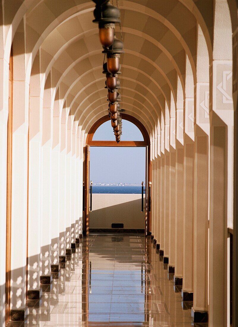 Gewölbter Korridor mit Tür zum Meer