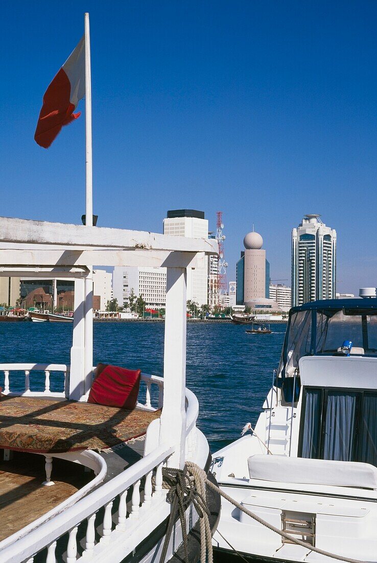 Blick über das Wasser nach Dubai, mit Booten im Vordergrund.