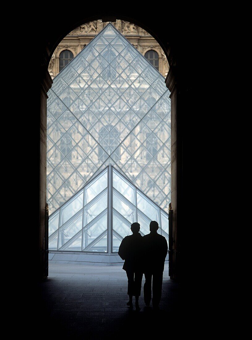 Paar zu Fuß durch die Passage Richelieu zum Louvre Pyramide