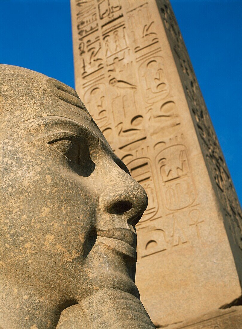 Detail des Kopfes eines Pharaos vor einem Obelisken