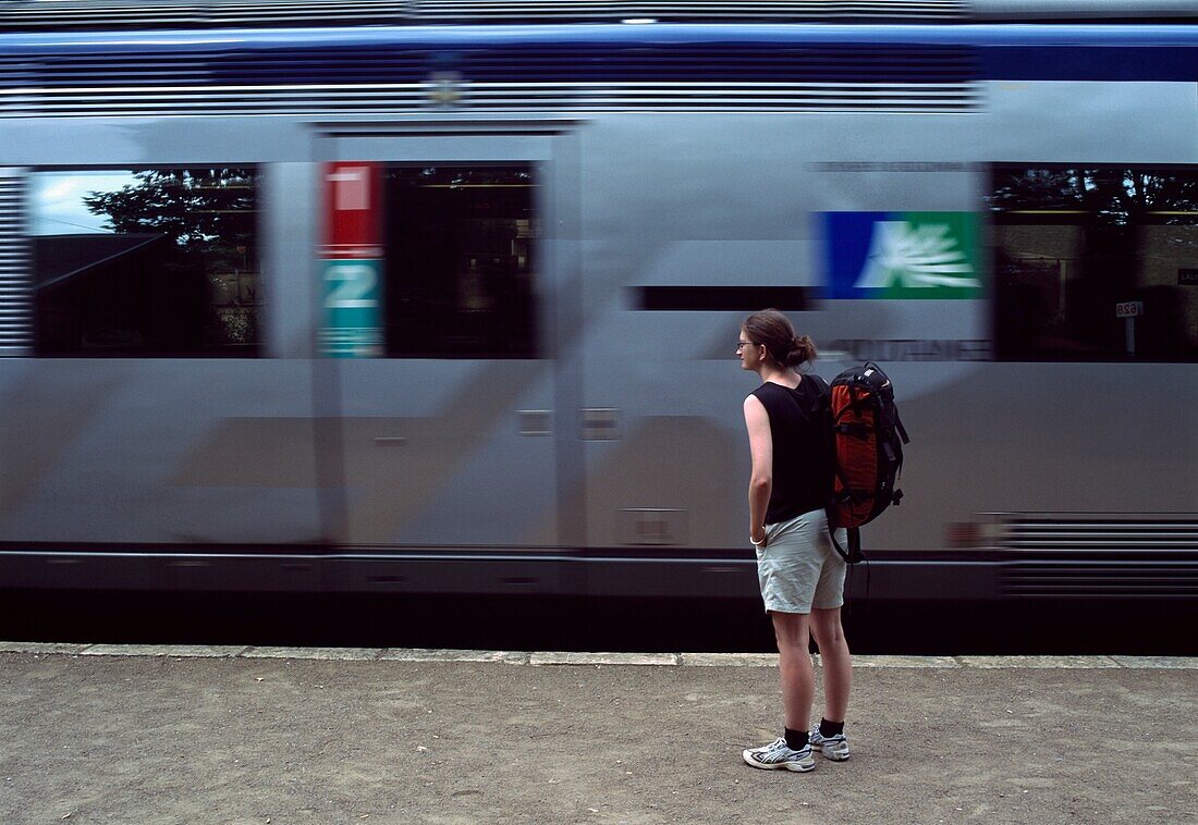 Tourist wartet auf den Zug am Bahnhof Lalinde