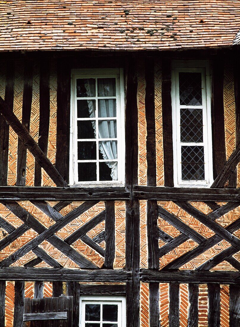 Traditionelles Haus aus Backstein und Holz, Nahaufnahme